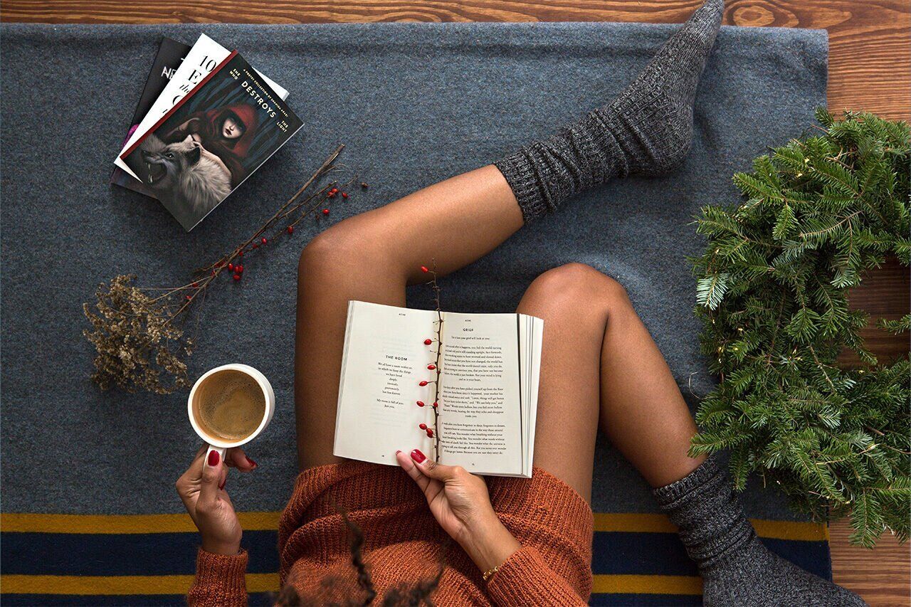 Kürze Kleidung, Wollsocken, Buch & Tee, Sofa/Wohnzimmer, Dekoration